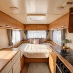 Aménagement caravane intérieur : comment transformer une caravane en espace cosy